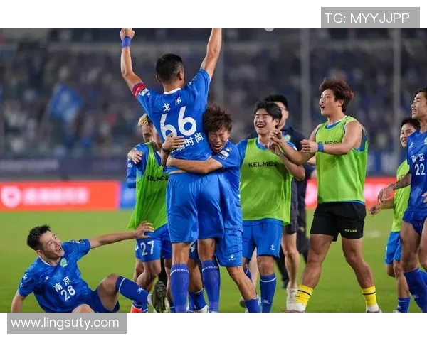 南京足球队以67分稳居冠军赛积分榜首位争夺冠军的激烈竞争仍在继续 南京足球队以67分稳居冠军赛积分榜首位争夺冠军的激烈竞争仍在继续