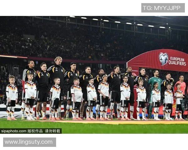 足球巨星亲临赛场为儿子加油助威展现父子情深的动人瞬间